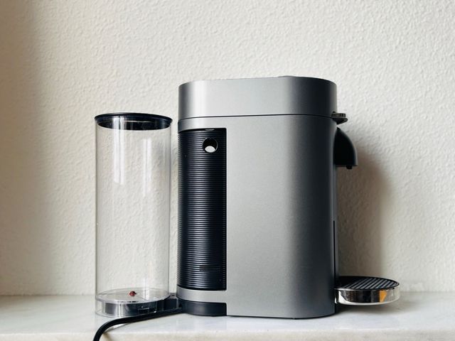 Cafetera Nespresso Vertuo Plus Gris