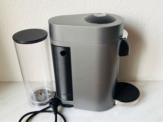 Cafetera Nespresso Vertuo Plus Gris