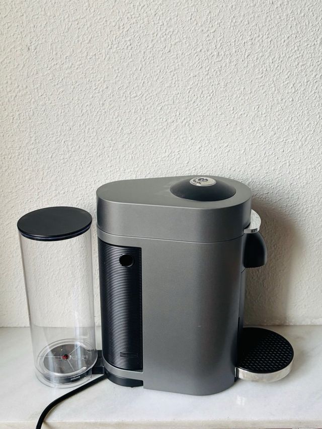Cafetera Nespresso Vertuo Plus Gris
