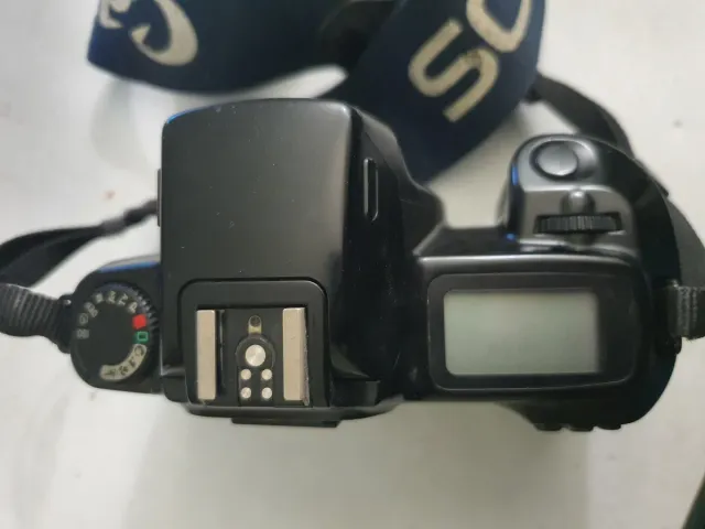 Cámara Canon EOS 1000F Negra