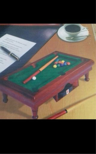 Mini billar de mesa de madera.