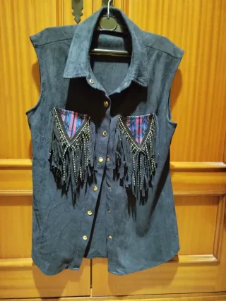 Chaleco negro con flecos