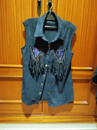 Chaleco negro con flecos