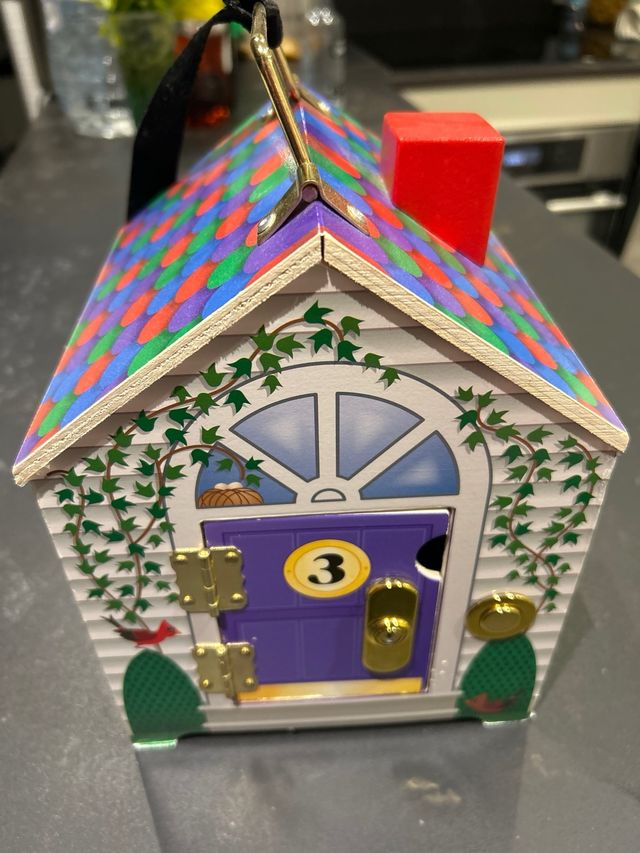 Casita de juguete con puertas y llaves