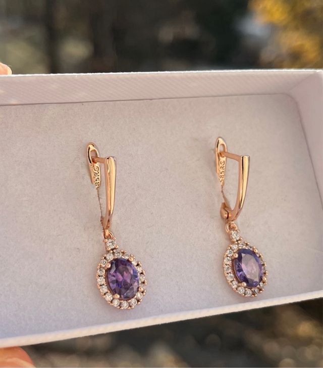 Orecchini laminati oro 14 kt con pietre lilla