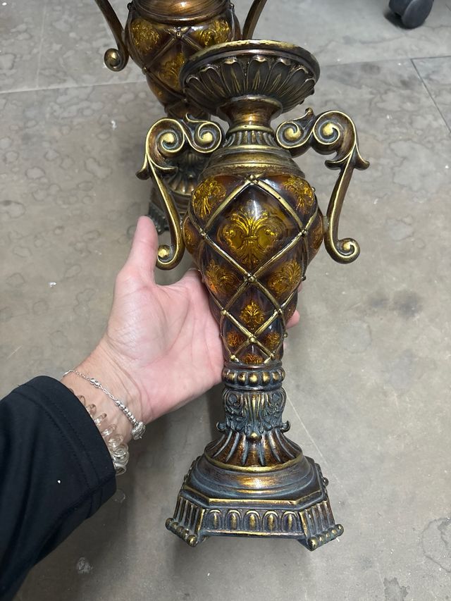 Juego de candelabros metal dorado y marrón