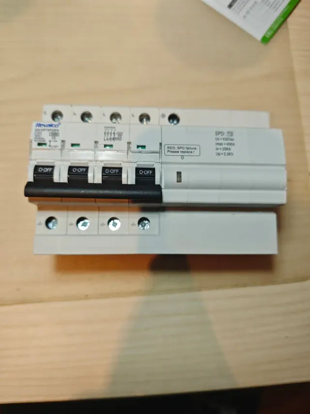 IGA10PT4P32EN Protector Sobretensión Revalco