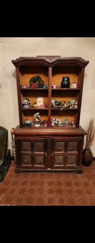 Aparador antiguo tallado con vitrina superior