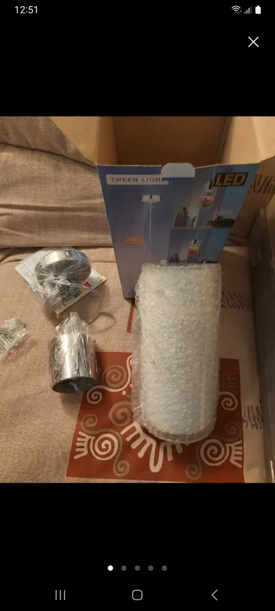 Lámpara LED de techo plateada y blanca