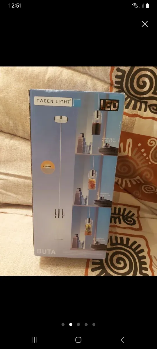 Lámpara LED de techo plateada y blanca