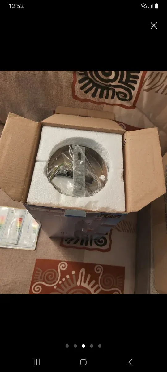 Lámpara LED de techo plateada y blanca