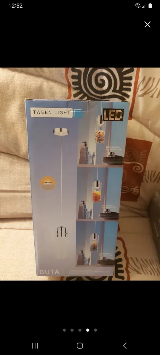 Lámpara LED de techo plateada y blanca