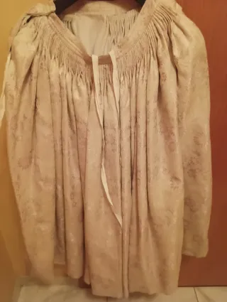 Falda regional beige y dorada