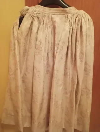 Falda regional beige y dorada