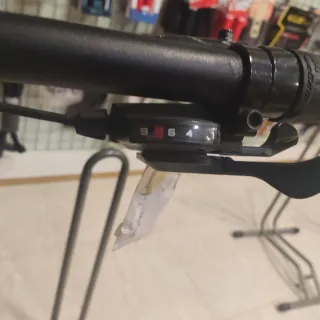 Bicicleta eléctrica roja en muy buen estado