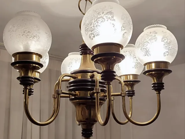 Lámpara de techo antigua dorada y madera