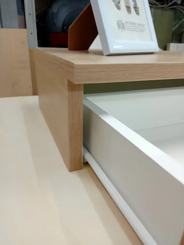 Mensola con cassetto in legno colore rovere