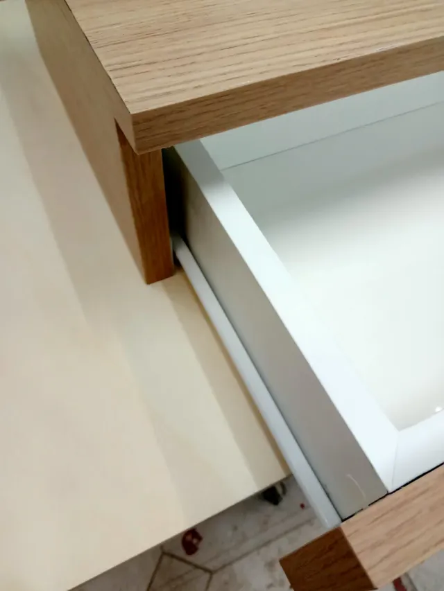 Mensola con cassetto in legno colore rovere