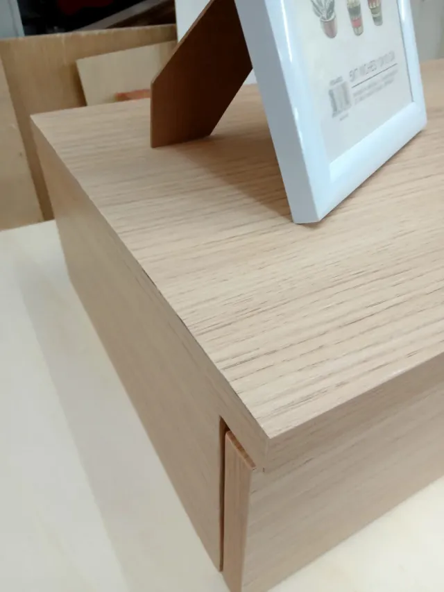 Mensola con cassetto in legno colore rovere