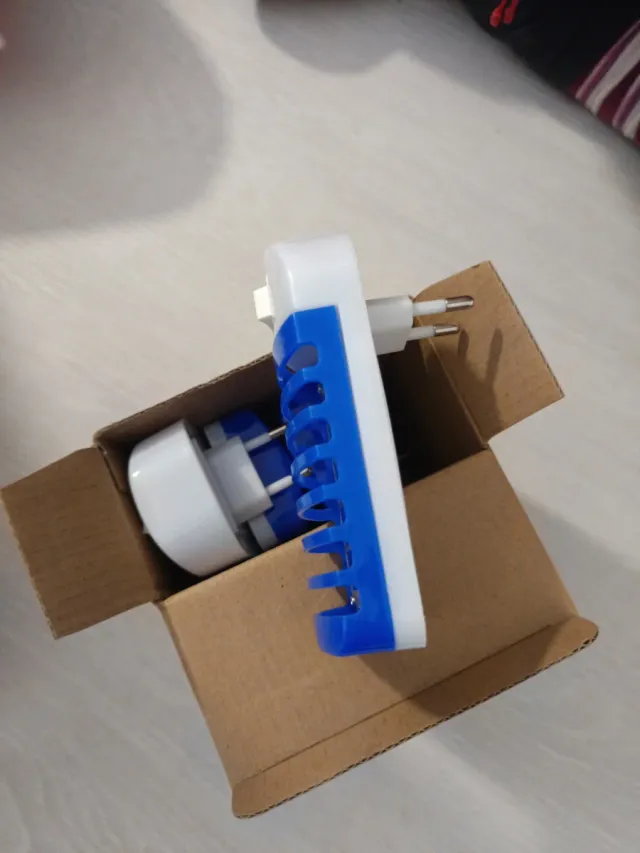 Mata mosquitos enchufe blanco y azul