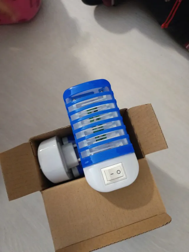 Mata mosquitos enchufe blanco y azul