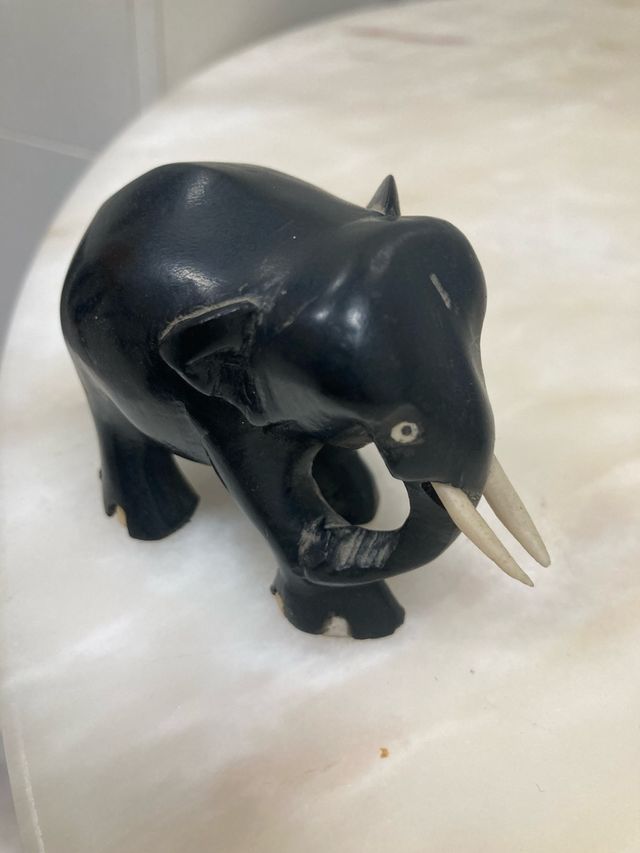 Elefante de ébano tallado