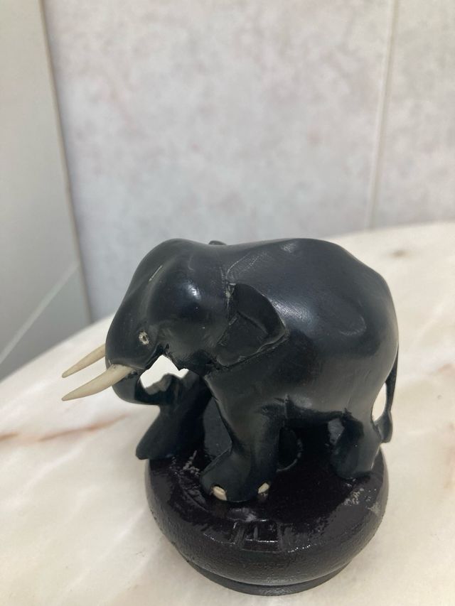 Elefante de ébano tallado
