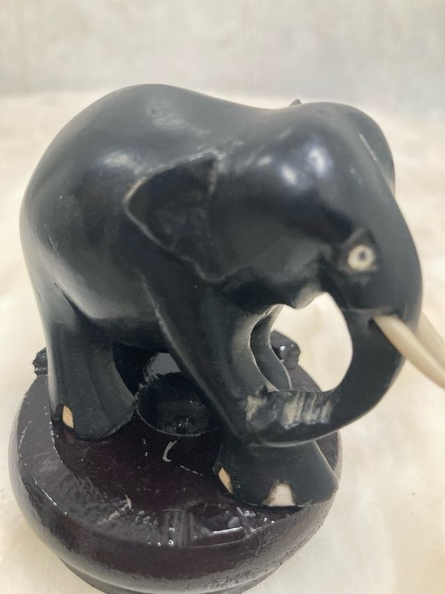 Elefante de ébano tallado