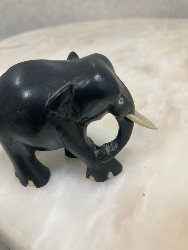 Elefante de ébano tallado