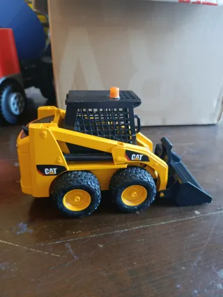 Vari escavatori trattori camion