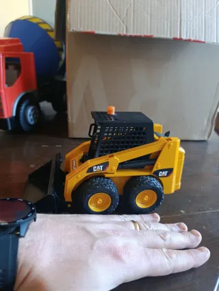 Vari escavatori trattori camion