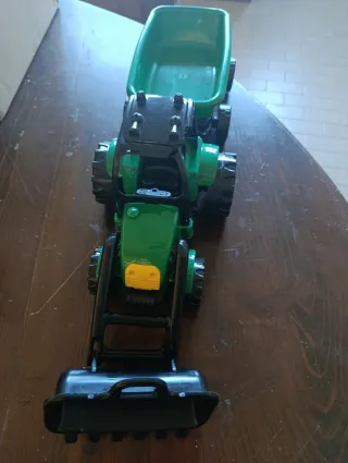 Vari escavatori trattori camion