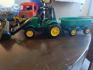 Vari escavatori trattori camion