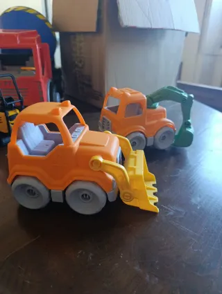 Vari escavatori trattori camion