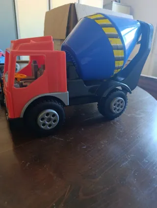 Vari escavatori trattori camion