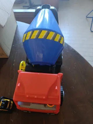 Vari escavatori trattori camion