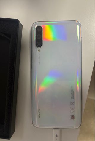 Xiaomi mi a 3  Viene sin cargador y sin funda.