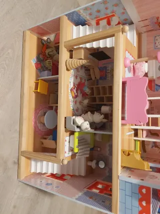 Casita de muñecas de madera