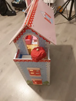 Casita de muñecas de madera