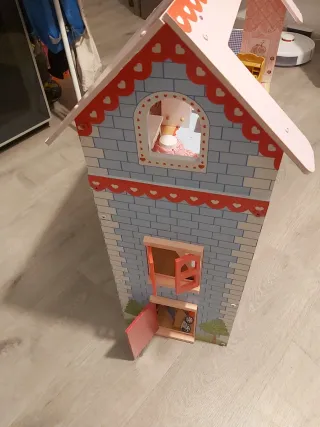 Casita de muñecas de madera