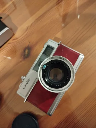 Dos cámaras Minolta reflex y telemétrica