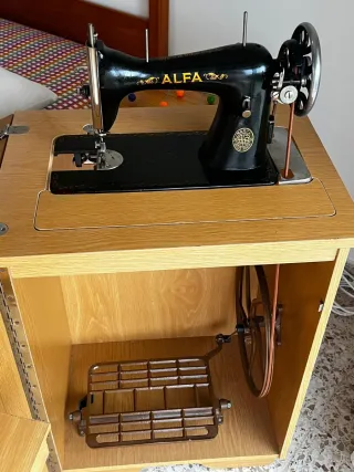 Máquina de coser Alfa antigua