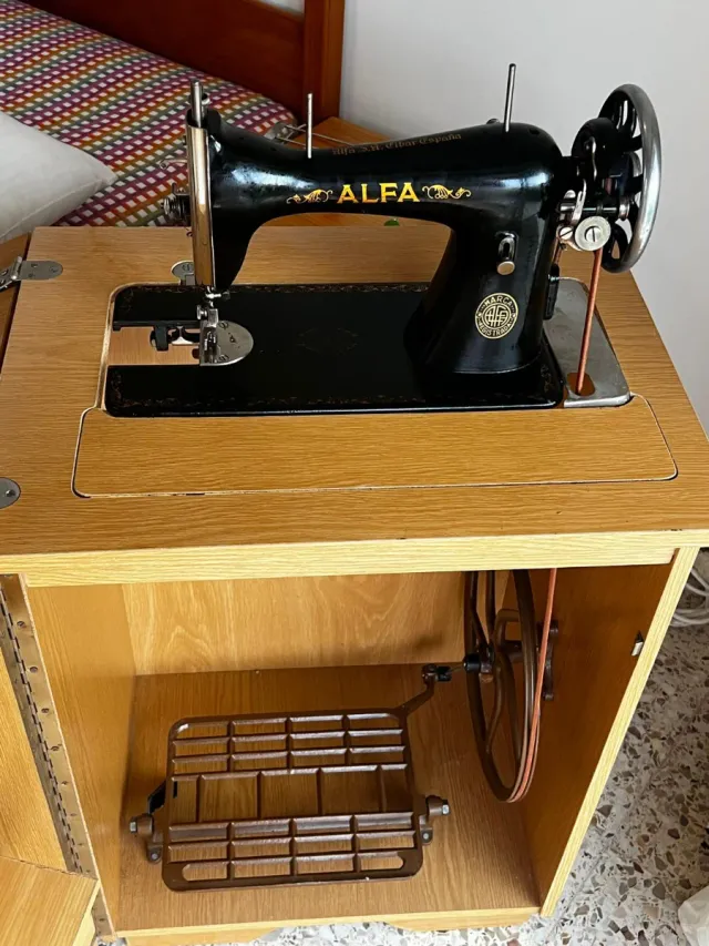 Máquina de coser Alfa antigua