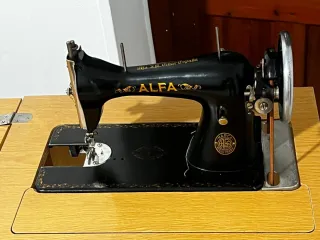 Máquina de coser Alfa antigua