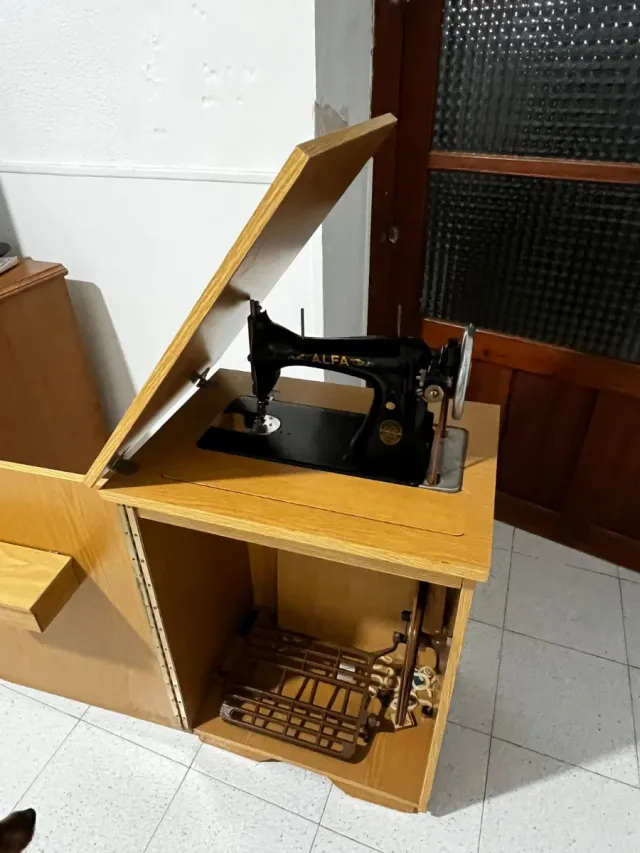 Máquina de coser Alfa antigua