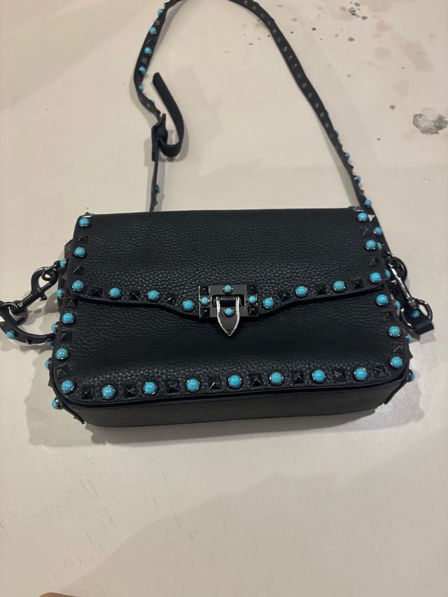 Bolso negro con tachuelas turquesa