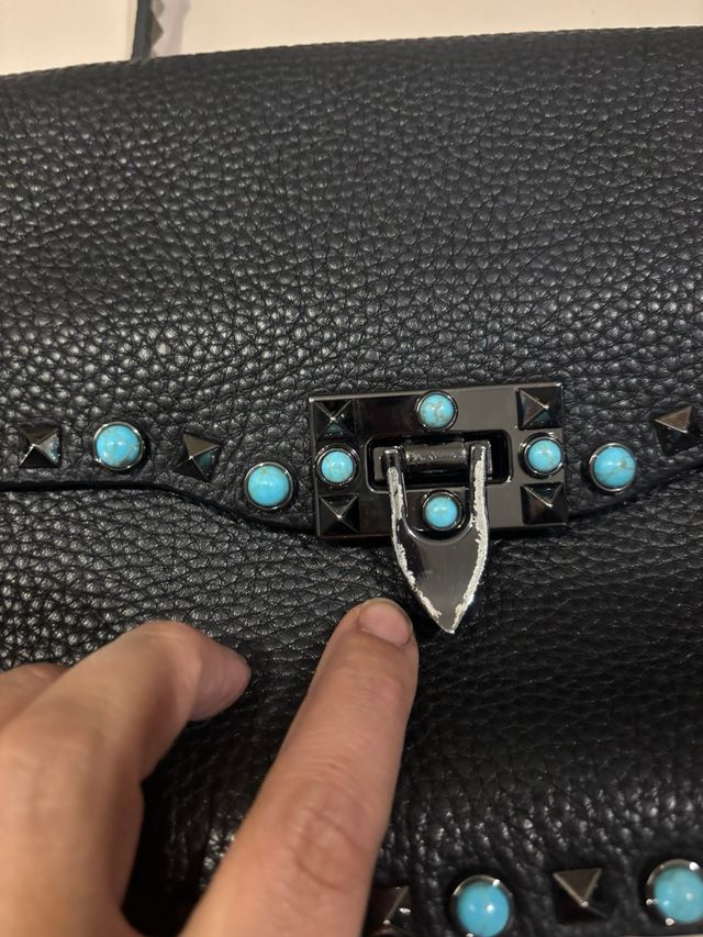 Bolso negro con tachuelas turquesa