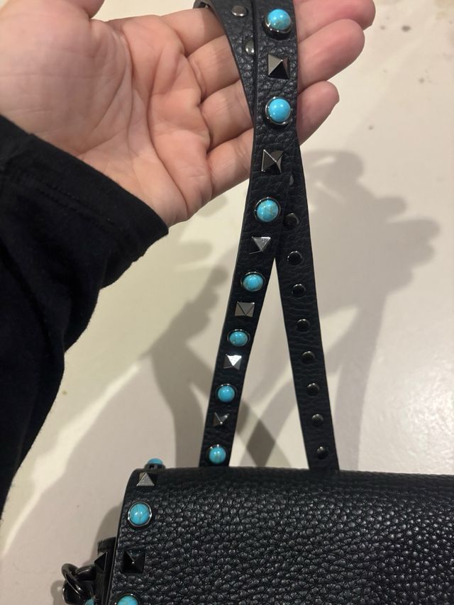 Bolso negro con tachuelas turquesa