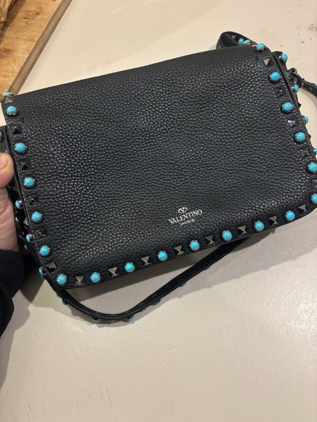 Bolso negro con tachuelas turquesa