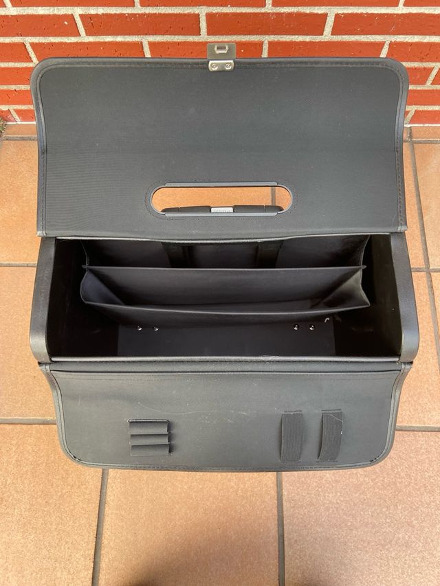 Maleta negra de viaje.